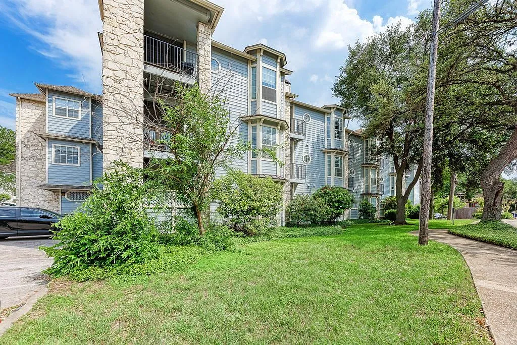 3111 Tom Green St Apt 202 — Photo 1