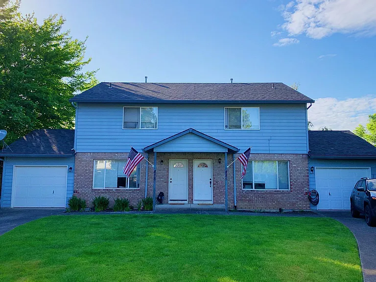 885 NE Scott Ct — Photo 1