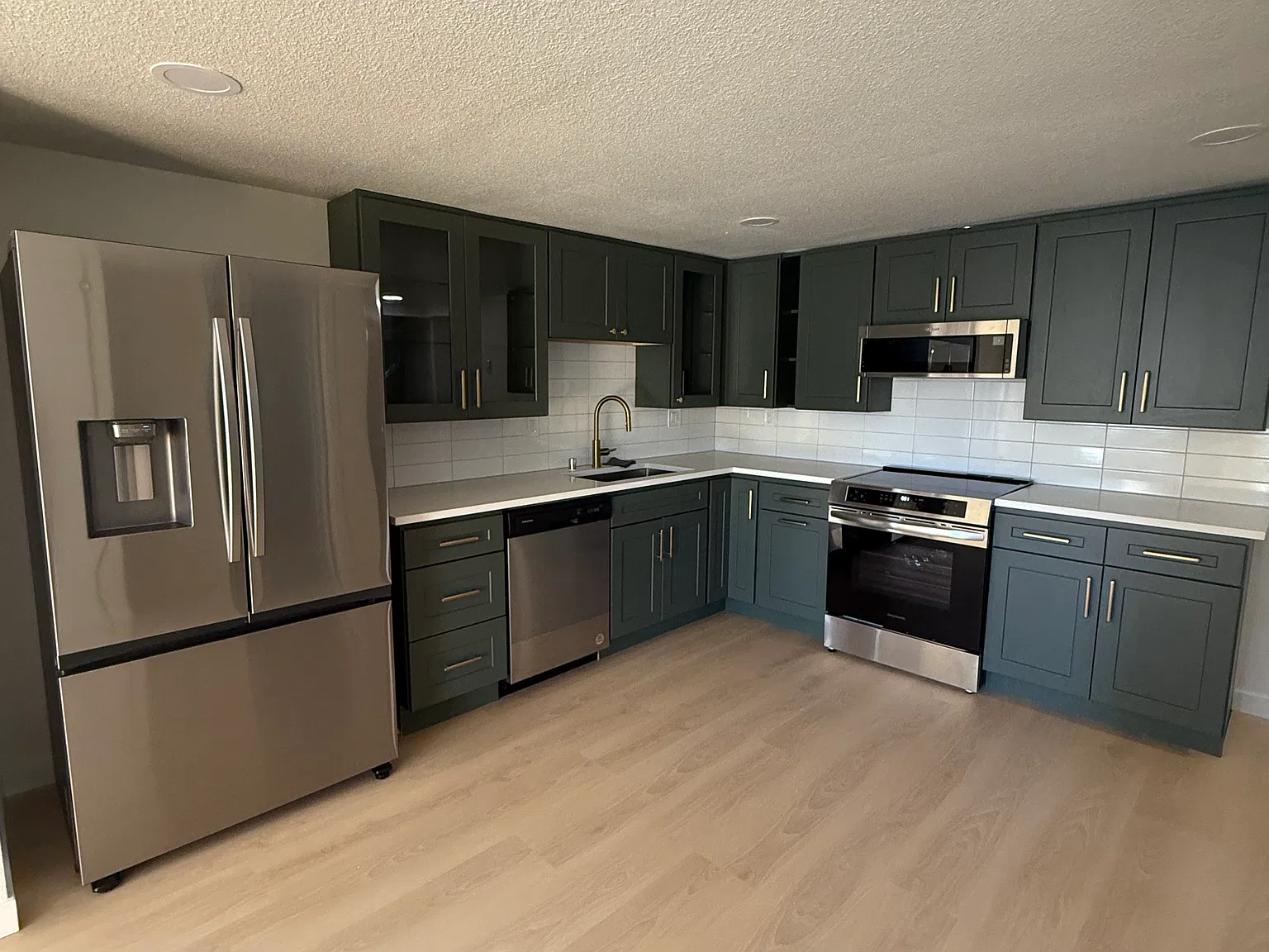 3 bed, 924 sqft, $2,500 — Photo 2