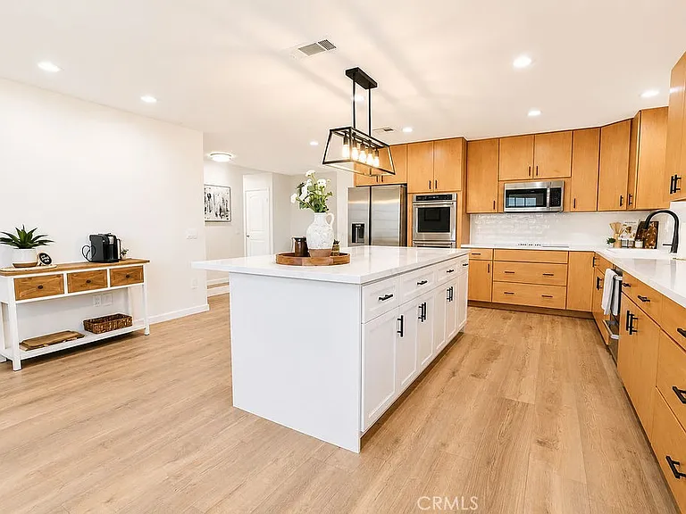 1404 Highridge St — Photo 17
