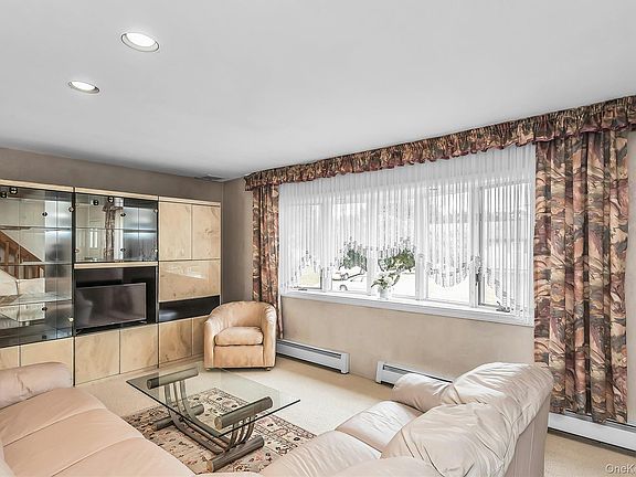 4th image of 472 Chelsea Avenue
