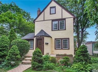 266 Rider Ave, Malverne, NY 11565