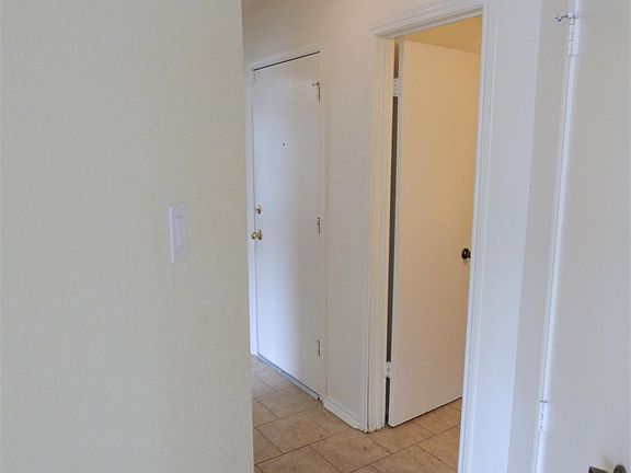 3rd image of 3905 Pickwick Ln