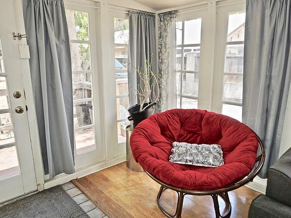 Lots of Natural Daylight for Cozy Setting.