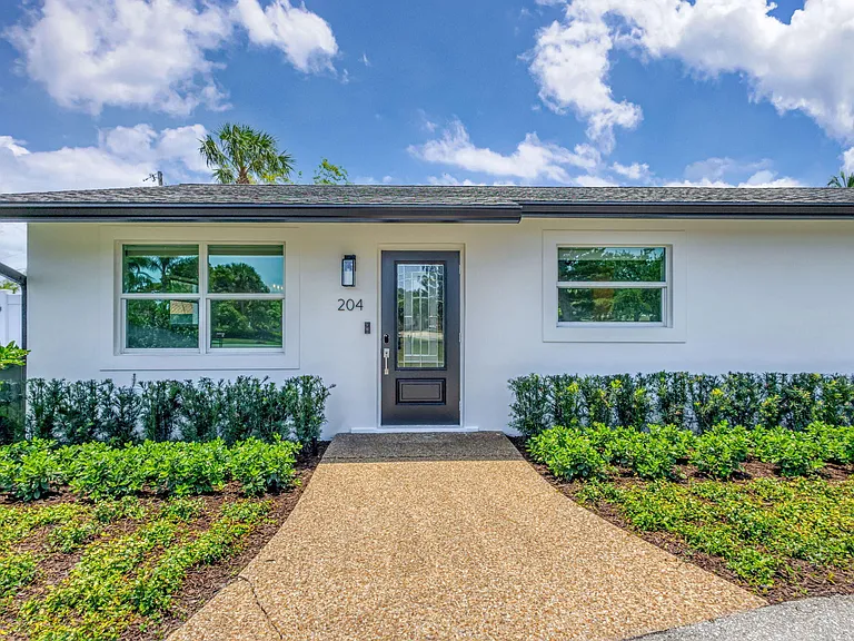 204 W Whitney Dr — Photo 4
