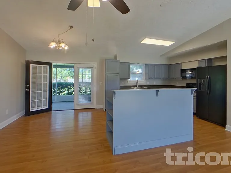 554 Peregrine Ct — Photo 5