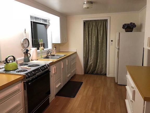 Kitchen facing Entry