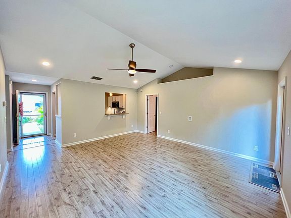 5th image of 11183 Willesdon Dr S