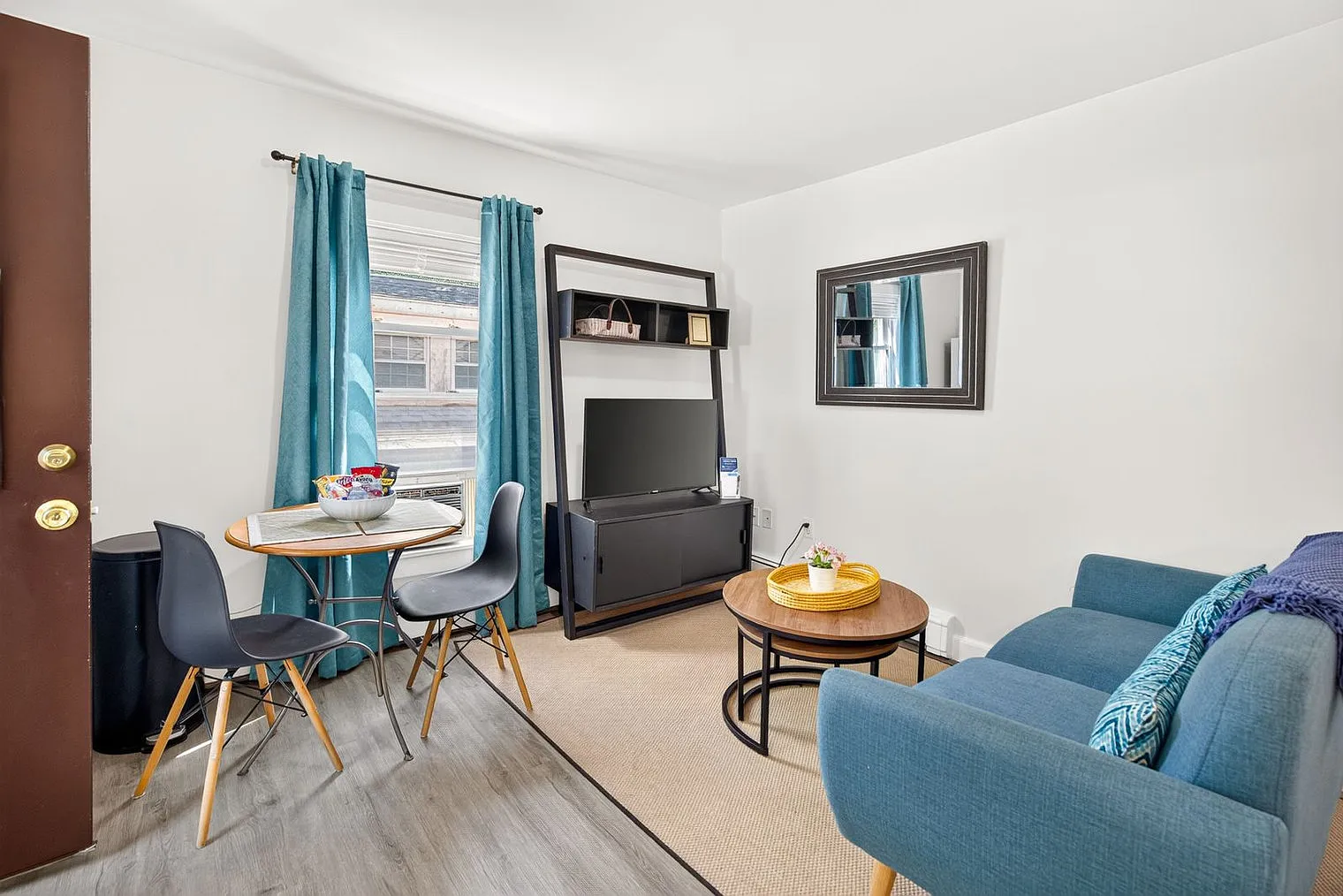 1 bed, 1.0 bath, 592 sqft, $4,605 — Photo 1