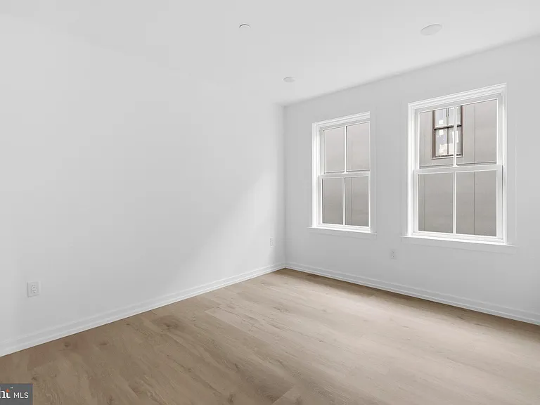 209 New St #2G — Photo 16