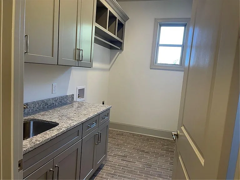 441 Windsor Dr — Photo 10