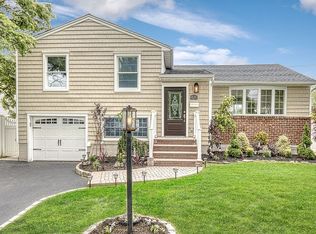 425 Grand Blvd, Massapequa Park, NY 11762