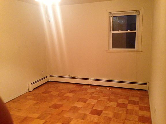 4th image of 922 Throggmorton Ave #1