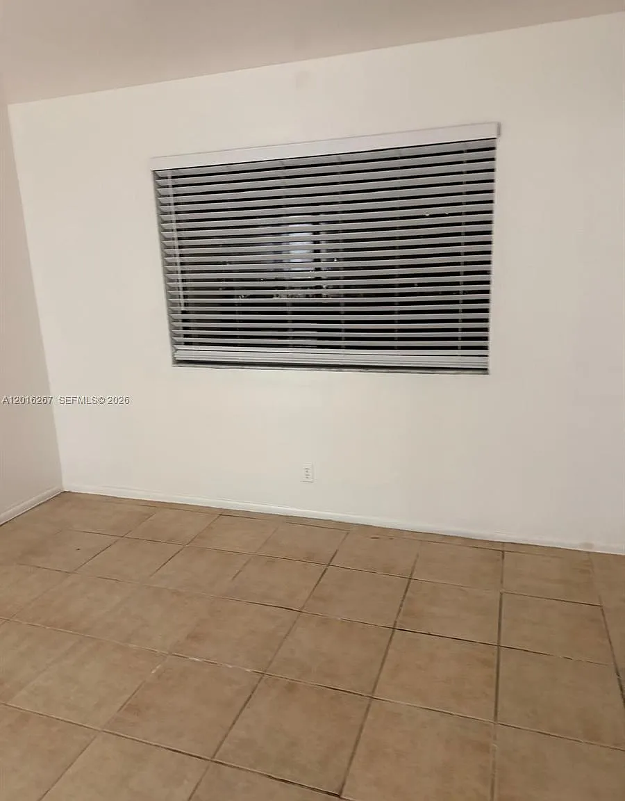 3 bed, 2.0 bath, 966 sqft, $1,900 — Photo 2