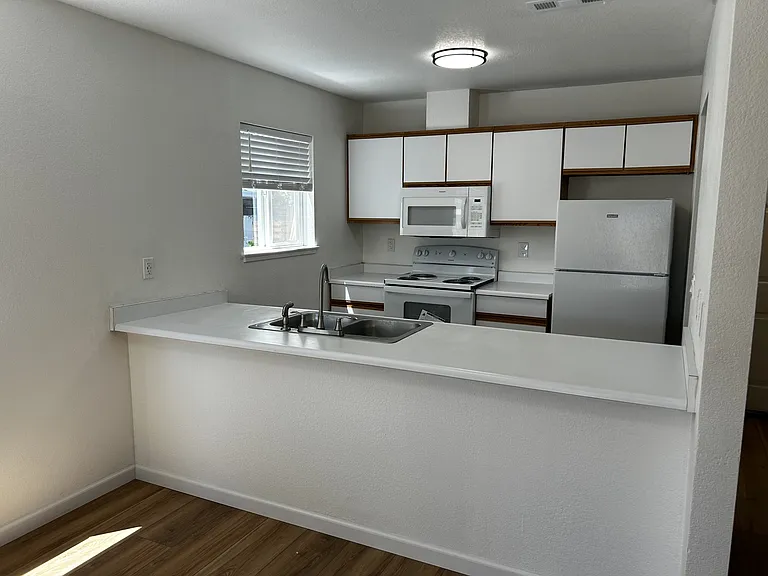 2010 Crater Lake Ave #B — Photo 3
