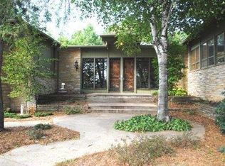 3985 Paradise Dr, West Bend, WI 53095