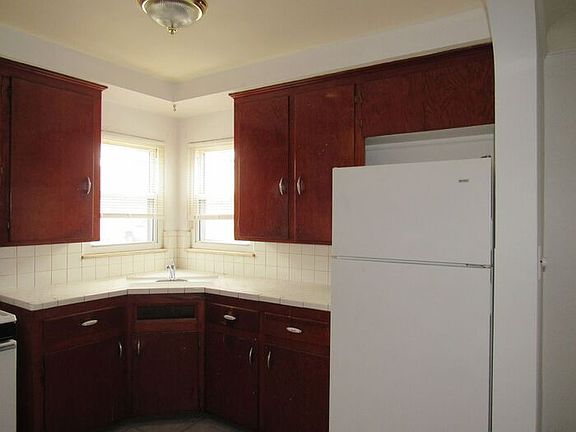4th image of 3915 E 41st St