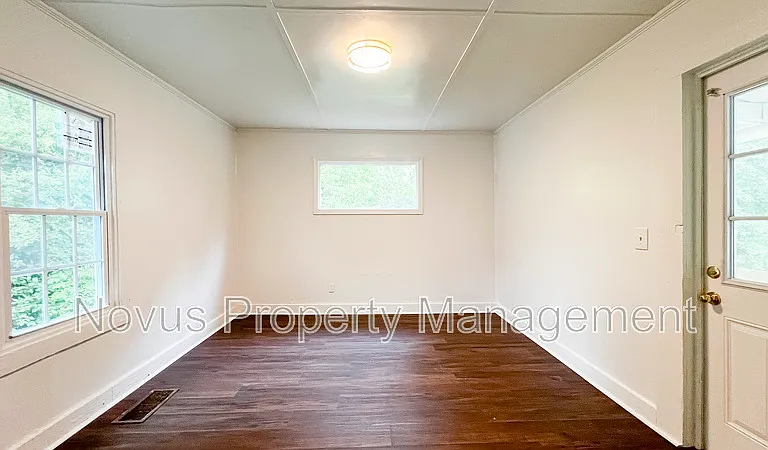 135 W Atlanta St — Photo 2