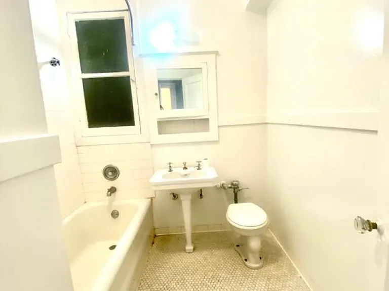 2335 Larkin St #24 — Photo 8