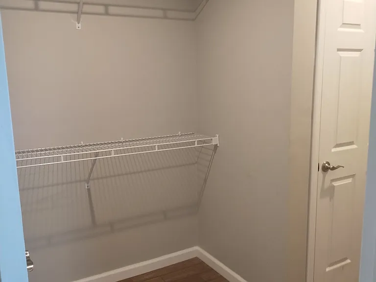 216 Longwood Ln — Photo 5