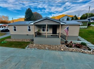 909 Hope St, Madison, WV 25130
