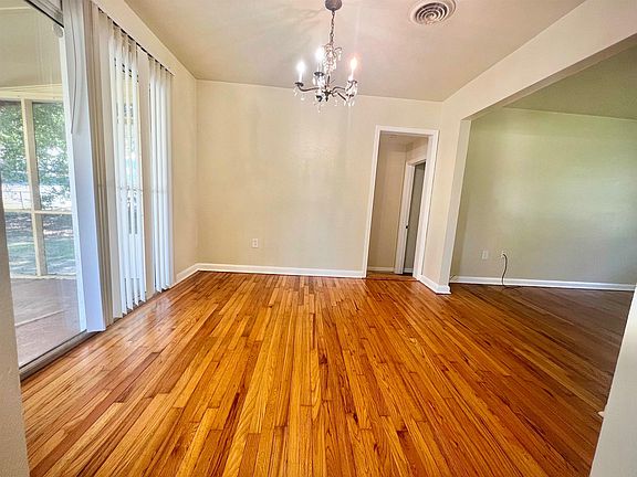 3rd image of 402 Fairbanks Dr