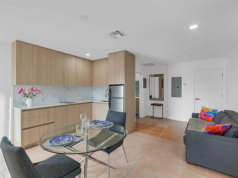 307 N Highland Dr — Photo 5
