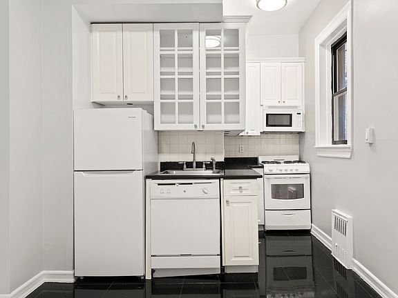 4th image of 77 W 68th St APT 3A