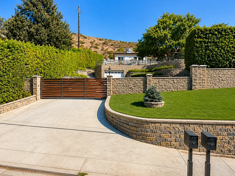 10074 Sunland Blvd — Photo 10