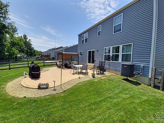 3rd image of 821 Emerald Dr