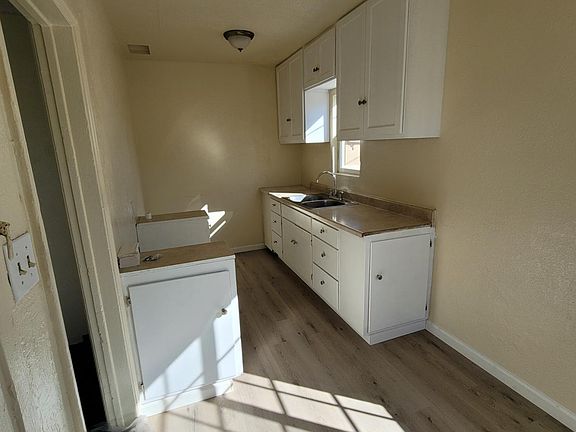 2nd image of 942 E Hyde Park Blvd #4