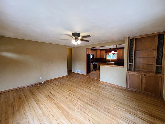 3rd image of 1459 Monterey Ln