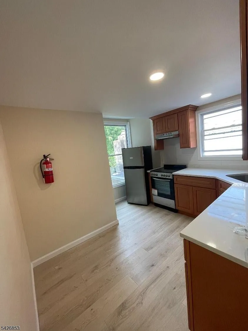 2 bed, 1.0 bath, $1,450 — Photo 2