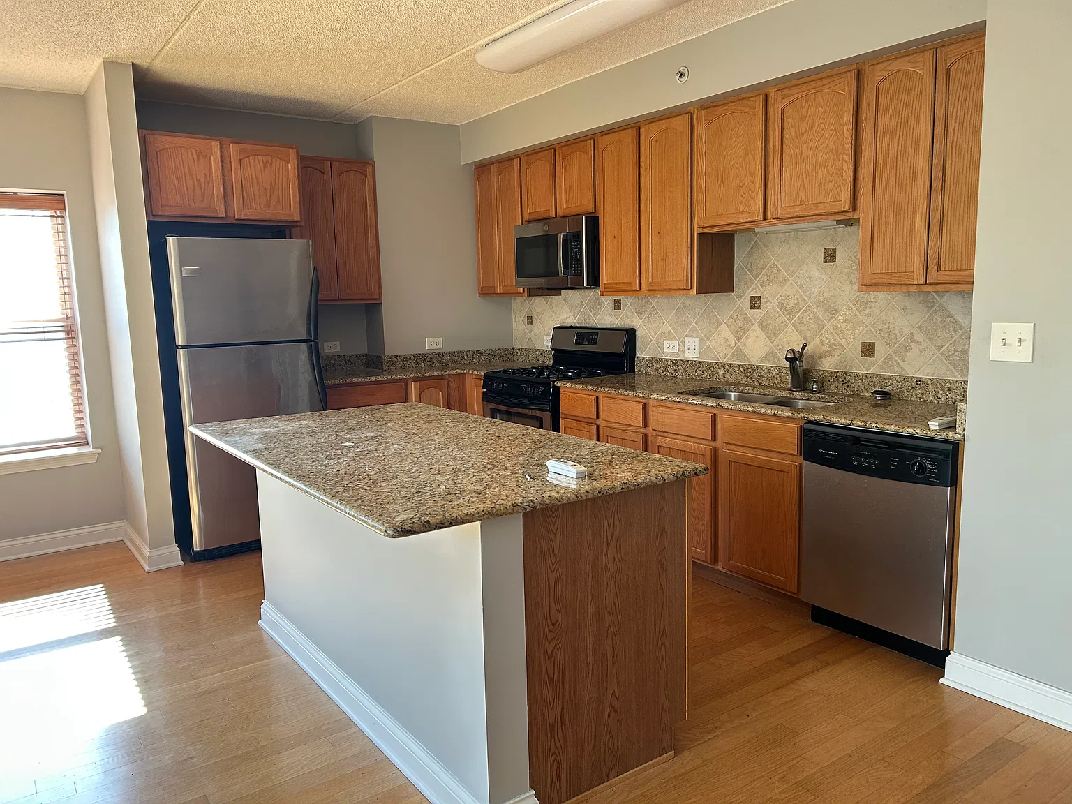 1 bed, 1100 sqft, $2,050 — Photo 3