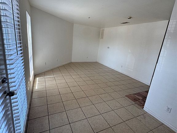 3rd image of 9817 Walnut St #107