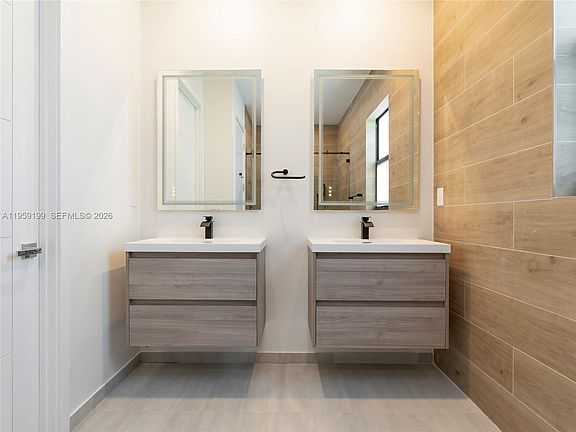 4th image of 847 SW 29th St