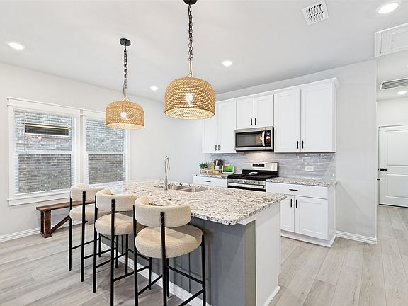 5th image of 3905 Kenwood Dr