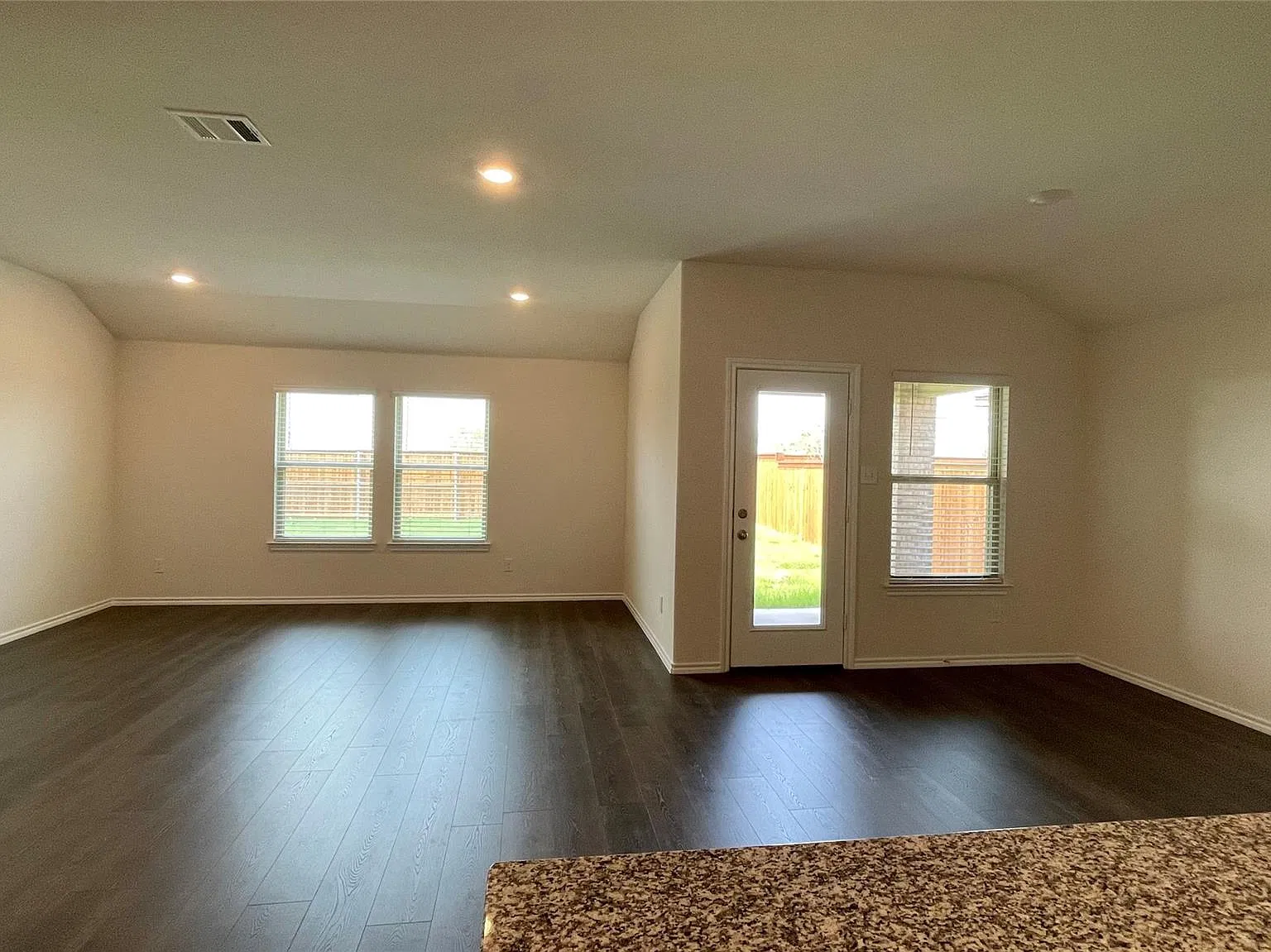 4 bed, 1851 sqft, $2,300 — Photo 4