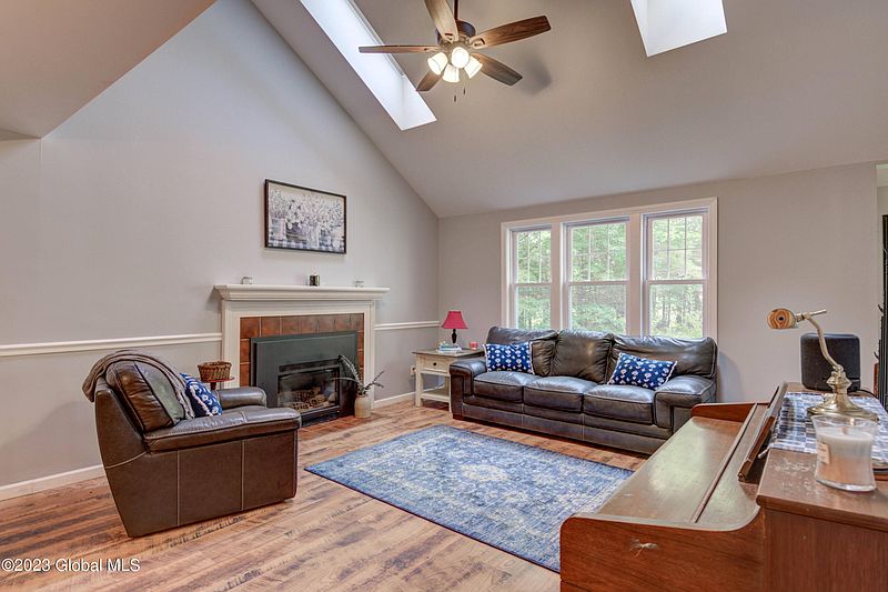 3rd image of 16 Amber Way
