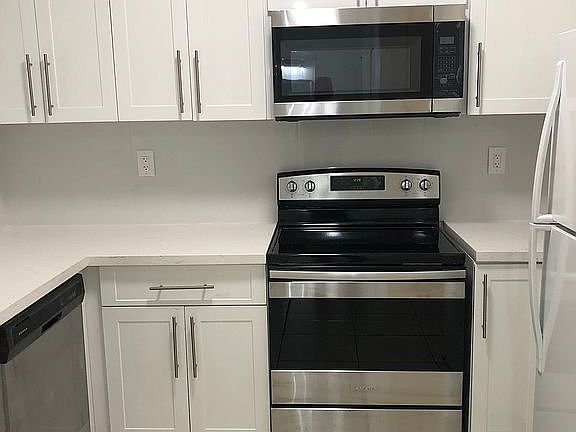 4th image of 2728 SE 17th Ave Unit 101