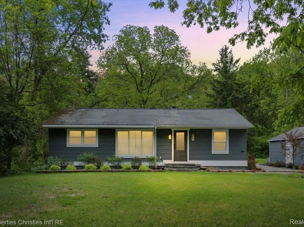 227 Rowe Rd, Milford, MI 48380