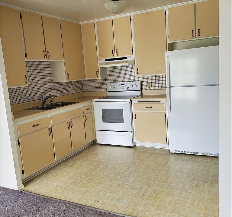 2nd image of 788 Pinetree Cir APT 33