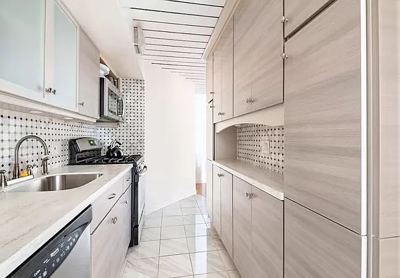 3rd image of 421 Hudson St APT 819
