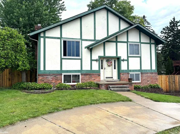31389 Grove St, Fraser, MI 48026