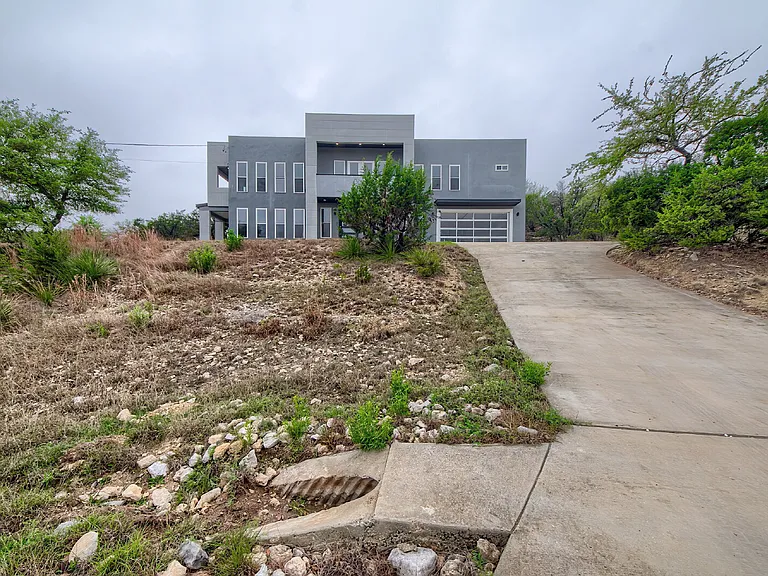 714 Misty Water Ln — Photo 32