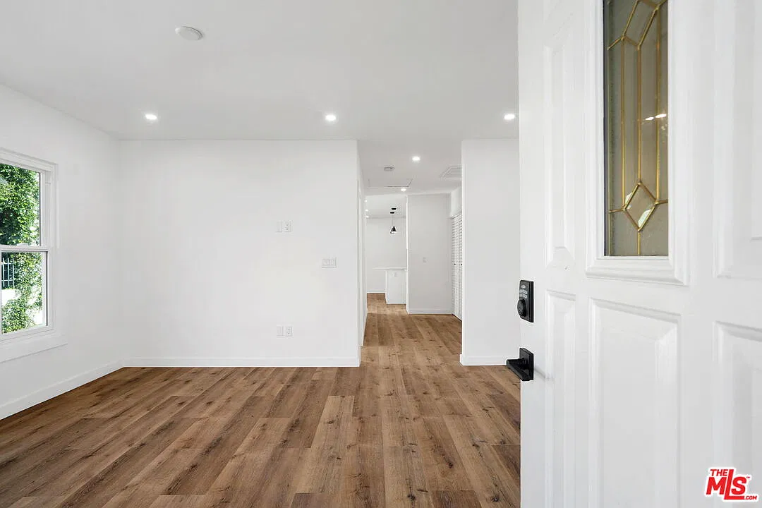 3 bed, 2.0 bath, 1400 sqft, $4,299 — Photo 3