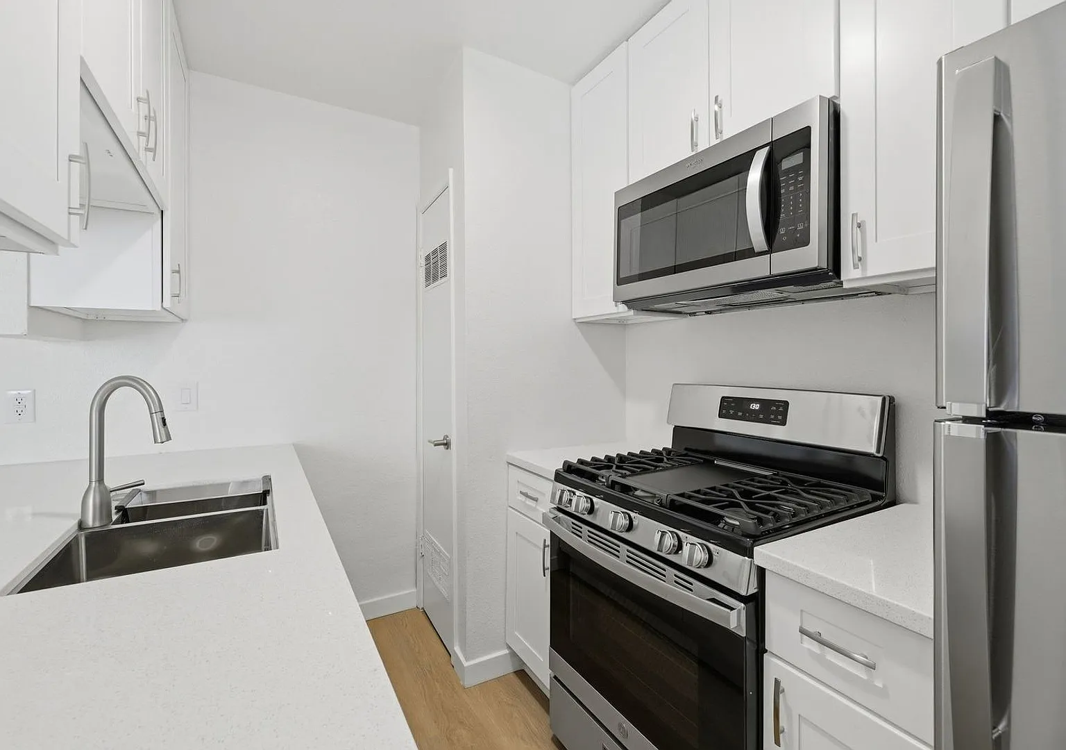 Fully Renovated 1BD/1BA in Ventura Premium Appliances, Near Trader Joe's! — Photo 2