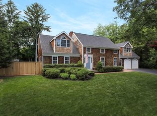 9 Gwendale Ln, Greenlawn, NY 11740