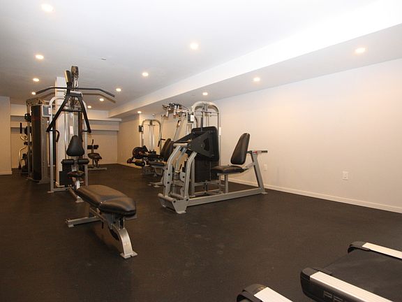 3rd image of 482 Franklin Ave APT 6A