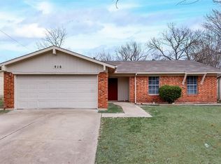 916 Embassy Dr, Mesquite, TX 75149